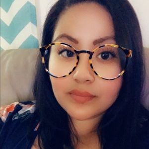 Meet your Posher, Elvia